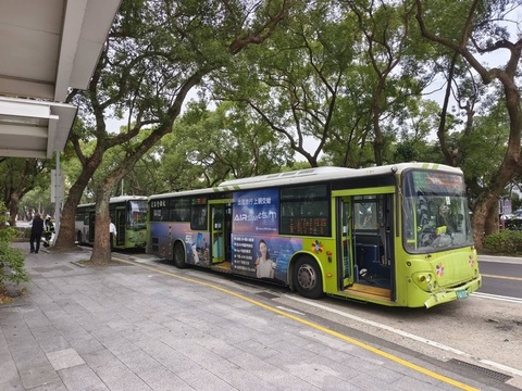 4輛公車連撞、3人輕傷　北市要求業者協助受傷乘客