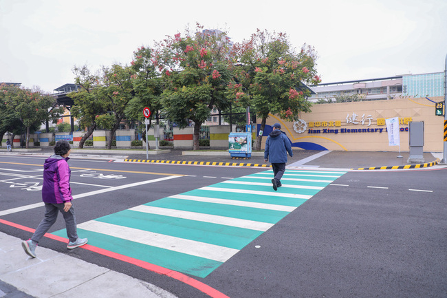 台中斥資8千萬拆天橋拓寬人行道　打造安心通學路 | 華視新聞