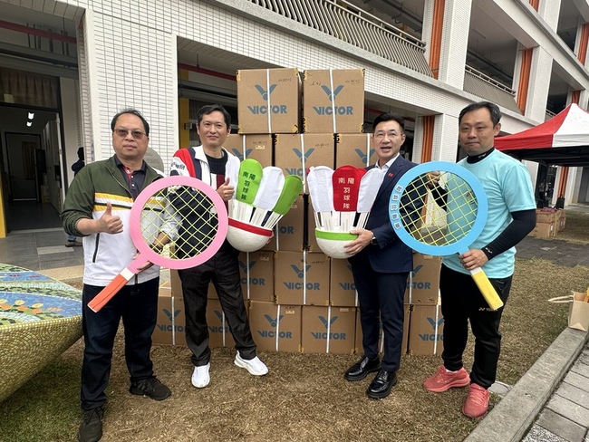 江啟臣偕運彩公會捐球　南陽國小羽球隊訓練無憂 | 華視新聞