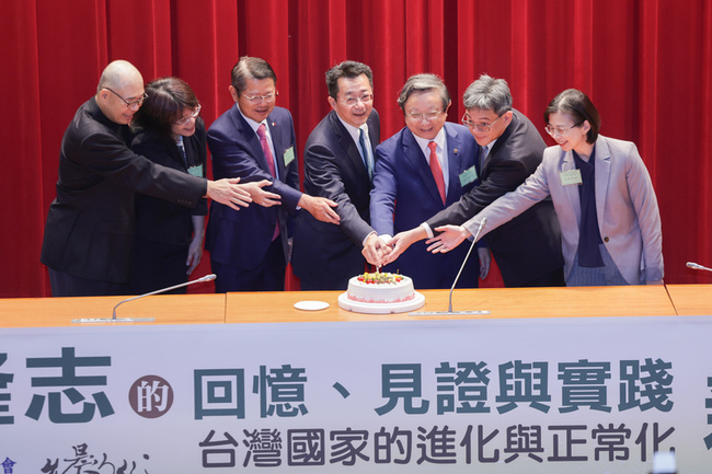 陳隆志新書發表會　眾人齊唱生日歌視訊祝90大壽