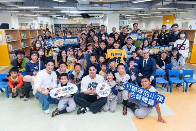 球芽基金頒新竹縣獎學金　曾豪駒主動聯繫全額贊助 | 華視新聞