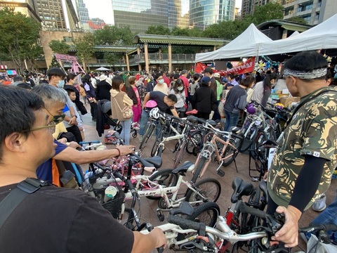 新北耶誕挖寶趣跳蚤市集 舊物尋新主人做公益