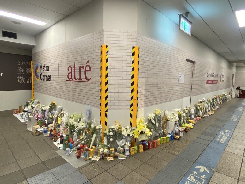 張文隨機攻擊案　大量鮮花卡片悼死者