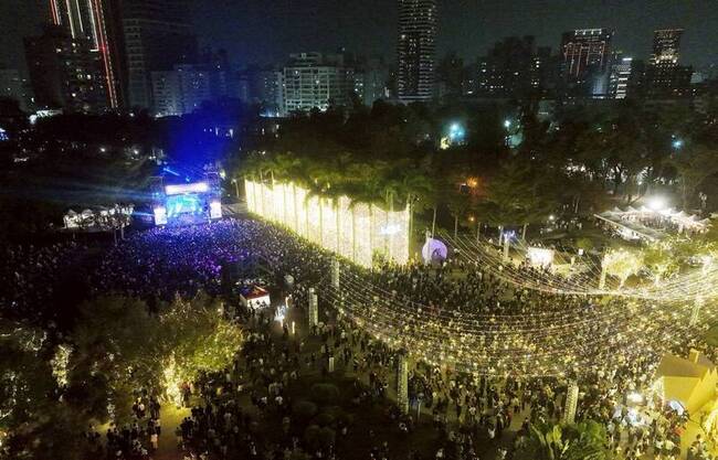 高雄耶誕黃金週首日估10萬人到訪　3倍警力戒備 | 華視新聞