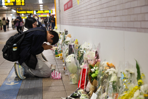 張文隨機攻擊案　事發地大量鮮花卡片悼死者