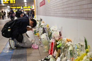 張文隨機攻擊案　事發地大量鮮花卡片悼死者