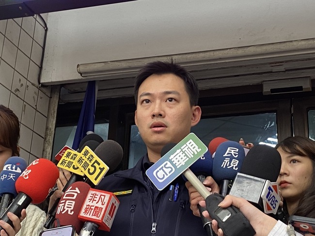 追捕張文遭質疑無配槍　警所長：2警剛下班仍馳援 | 華視新聞
