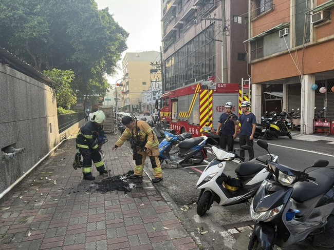 與友人糾紛情緒不穩　高雄男涉人行道燒雜物送辦 | 華視新聞