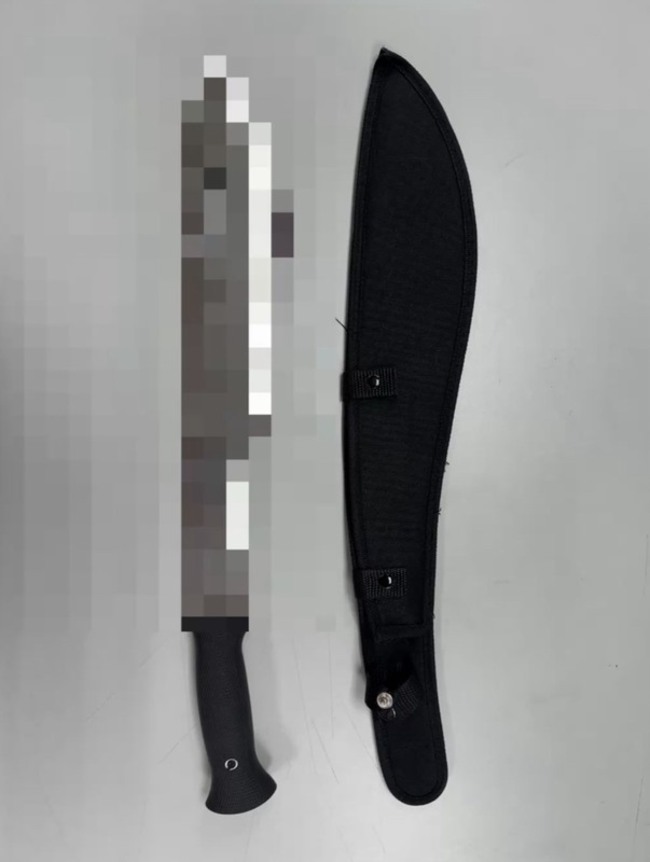 士林夜市黑衣男持開山刀閒晃　北市警火速查獲送辦 | 華視新聞