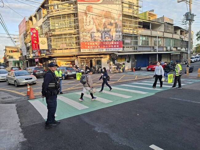 台北爆隨機攻擊　台中15警分局強化校園周邊維安 | 華視新聞