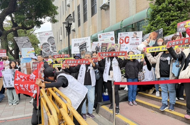 保母姊妹虐剴剴案二審辯論庭　民團群眾籲勿輕縱 | 華視新聞