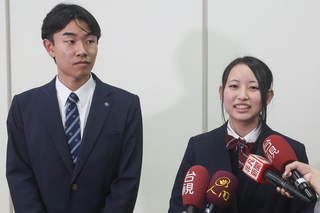 翡翠騎士離台前大啖珍奶　讚觀眾很給力