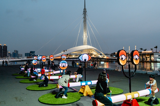 高雄駁二全新藝術裝置　互動式「好奇翹翹板」啟用 | 華視新聞