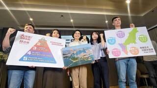 民進黨高雄市長初選白熱化　端政見、掃街拜票拚戰