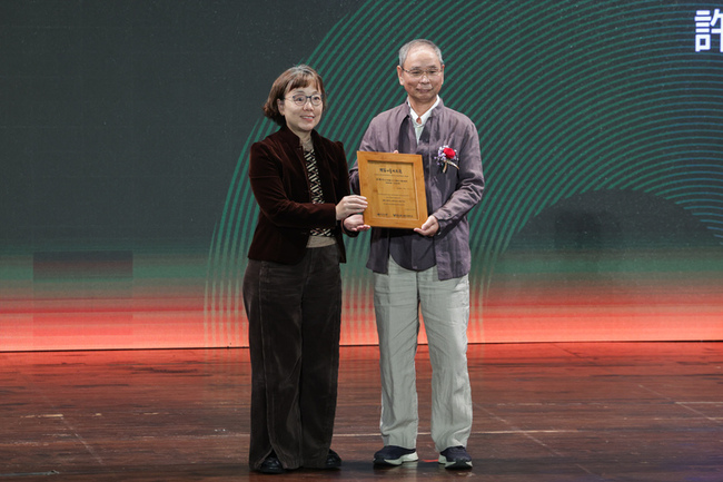 評審維持授獎  許朝宗：將持續以作品說話 | 華視新聞