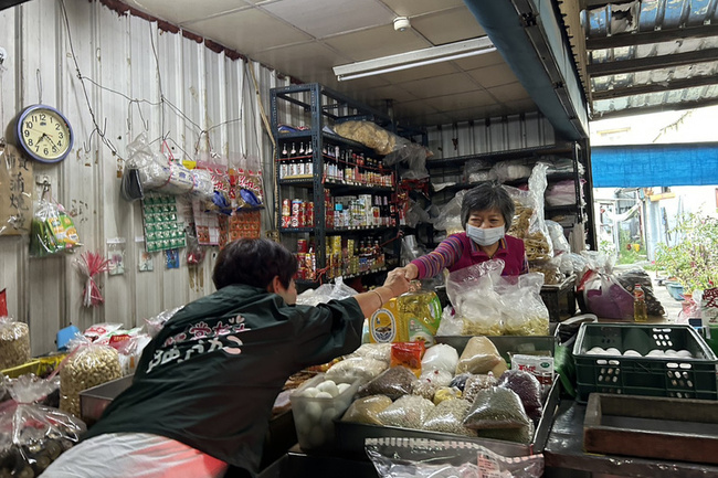 台南市長初選最後20天 陳亭妃市場拜票林俊憲站路口 | 華視新聞