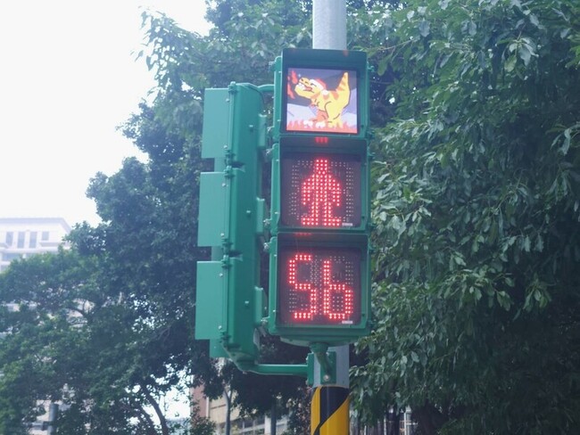 科博館中市府跨域合作　恐龍行人號誌戴耶誕帽超萌 | 華視新聞