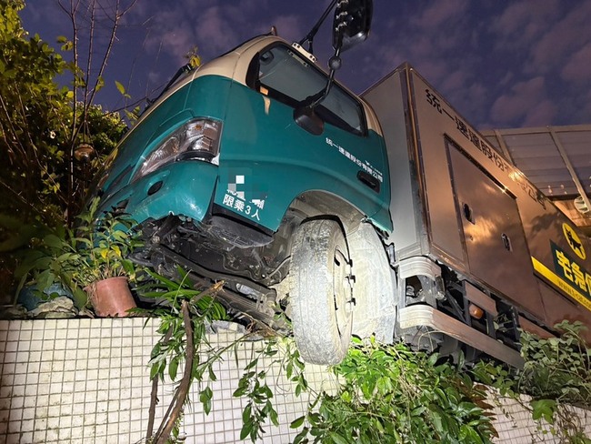 新北新店貨車駕駛疑疲勞恍神　逆向暴衝險撞路人 | 華視新聞