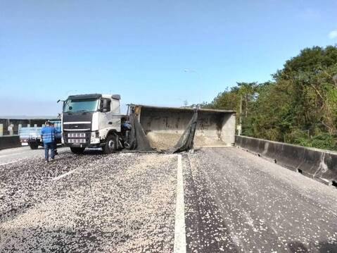 國1北上銅鑼段砂石車擦撞護欄翻覆　回堵近10公里