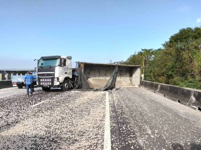 國1北上銅鑼段砂石車擦撞護欄翻覆　回堵近10公里 | 華視新聞