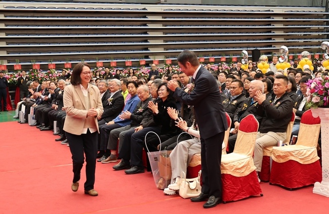 鍾東錦就職3週年　宣布苗栗第2副縣長人選賴香伶 | 華視新聞
