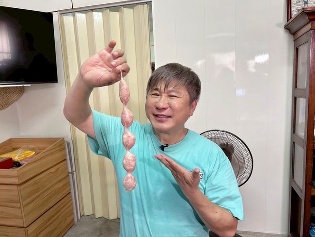 胡瓜深度旅遊灌飛魚卵香腸　打趣像動外科手術