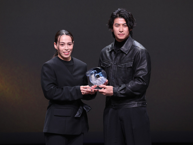 陳傑憲獲最佳男運動員　12強棒球隊成精英獎大贏家 | 華視新聞