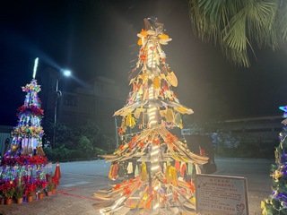 鏟子救災工具變裝耶誕樹  光復災區感謝志工愛心