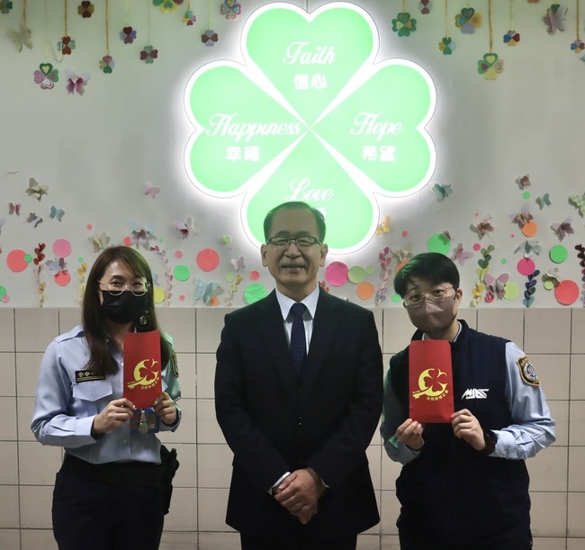 矯正署長平安夜訪「天下第一所」　送福袋慰勉同仁 | 華視新聞