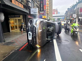 駕駛疑恍神衝撞變電箱翻車　新北板橋車禍1傷送醫
