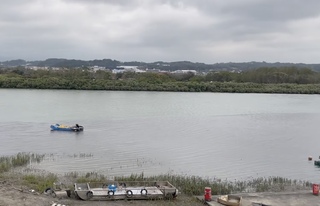 竹南蜆仔溝紅色廢水流入　環保局採樣送驗
