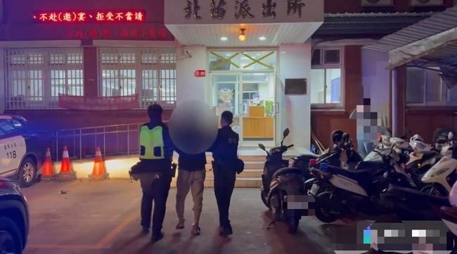 苗栗市男子持刀攻擊路人　警速壓制逮捕送辦 | 華視新聞