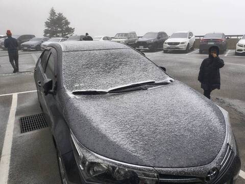 大陸冷氣團影響　合歡山降冰霰車輛覆蓋薄冰