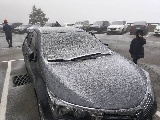 大陸冷氣團影響　合歡山降冰霰車輛覆蓋薄冰