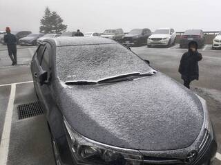 大陸冷氣團影響　合歡山降冰霰車輛覆蓋薄冰