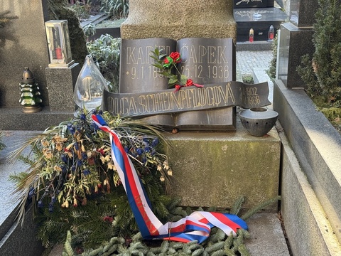 捷克文壇巨擘恰佩克逝世87週年 民眾墓前追憶致敬