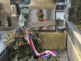 捷克文壇巨擘恰佩克逝世87週年  民眾墓前追憶致敬