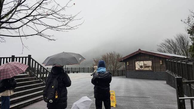 大陸冷氣團影響　宜蘭太平山降冰霰