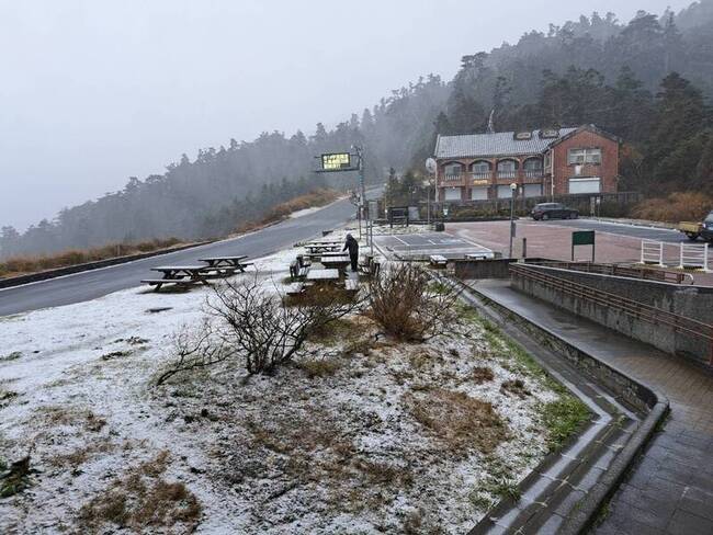 合歡山區部分路面結冰　限加掛雪鏈通行 | 華視新聞