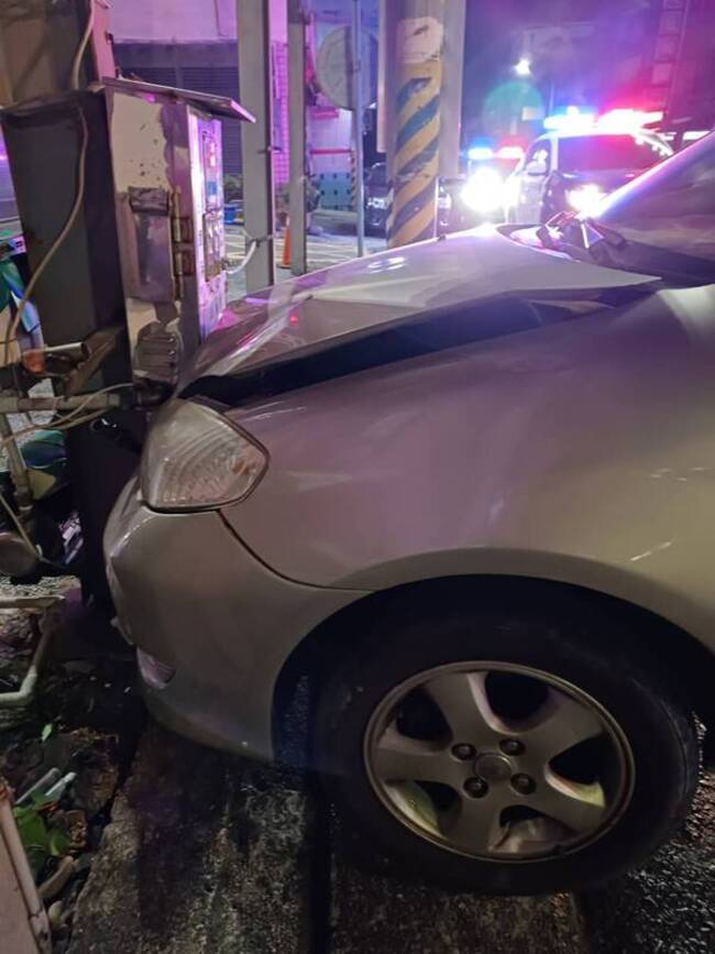 台中大甲深夜自撞車禍　男子送醫不治 | 華視新聞