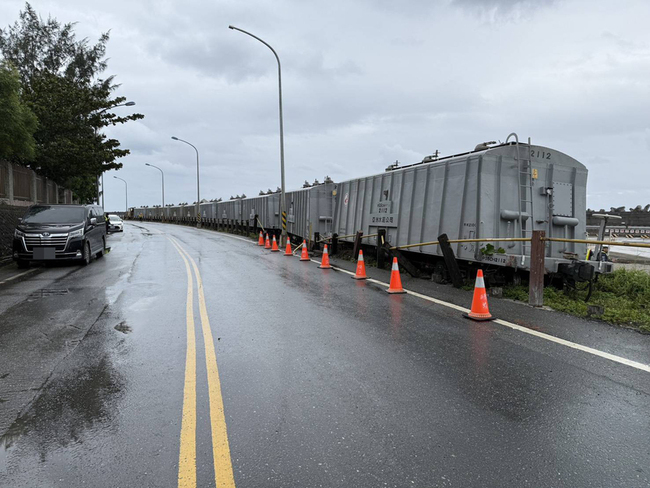 疑施工機具太靠近鐵軌　花蓮港區貨物列車碰撞出軌 | 華視新聞