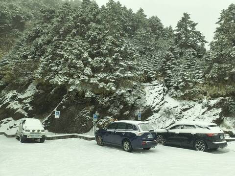 合歡山積雪9公分　台14甲鳶峰大禹嶺限掛雪鏈通行