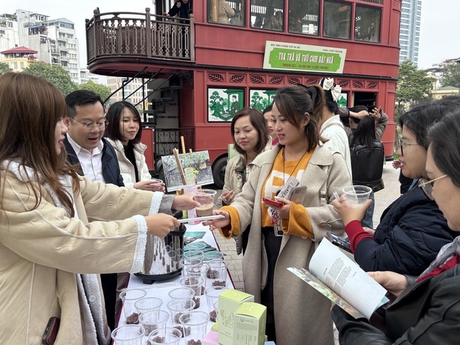 河內環湖電車推文化觀光  台灣珍奶茶香飄溢受好評 | 華視新聞