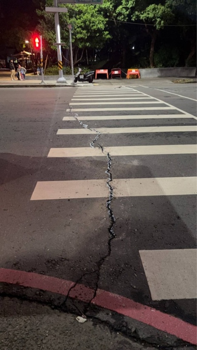 強震過後　新莊宏匯廣場前道路開裂擴大急修補 | 華視新聞