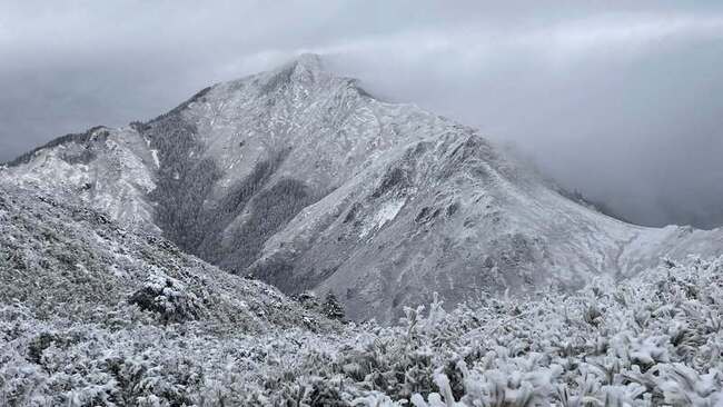 雪霸成銀白世界　高山積雪逾20公分 | 華視新聞