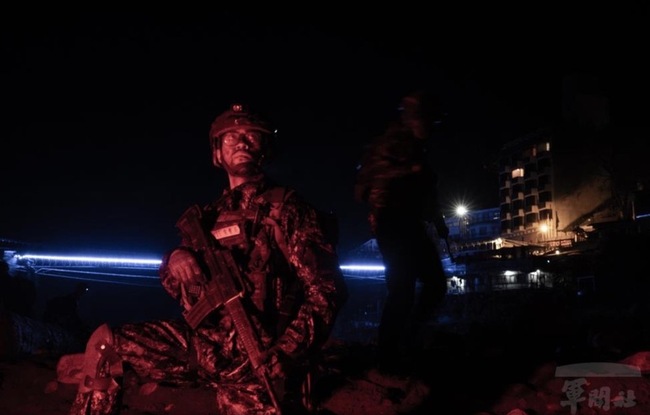 特戰中心訓練突擊兵　背40公斤裝備不分晝夜跋山涉水 | 華視新聞