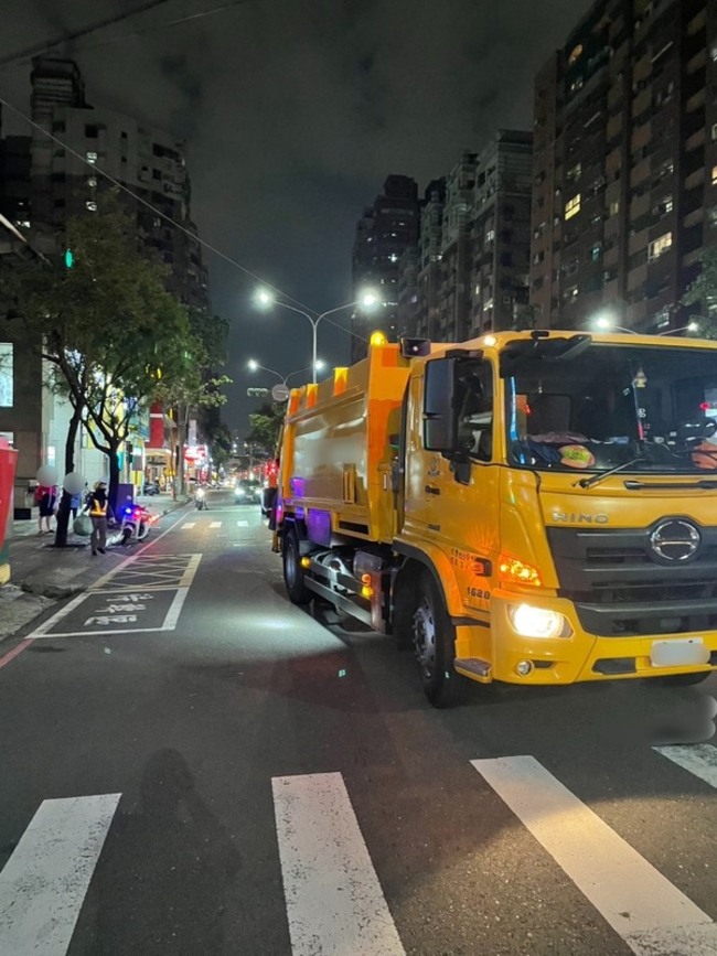 高雄垃圾車駕駛涉撞保全釀死　遭過失致死罪嫌移送 | 華視新聞