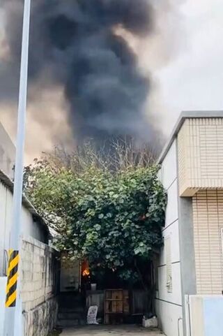 澎湖菓葉村燒餅油酥鍋起火　鐵皮屋付之一炬