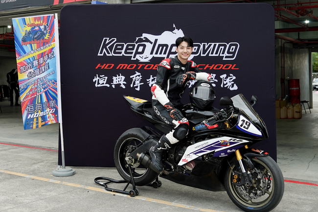 王君豪買重機代步　圓夢學賽車挑戰自我極限