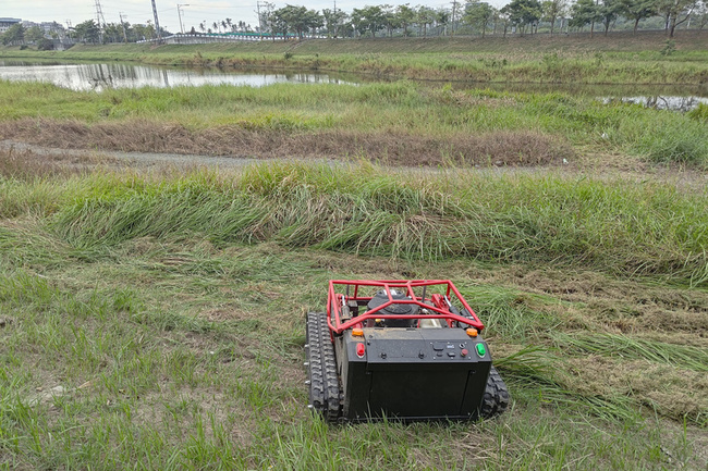 台南加強滯洪池環境維護 導入割草機器人降職災風險 | 華視新聞